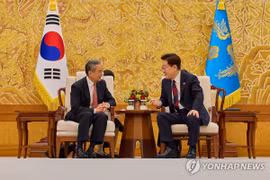 Tổng thống Lee Jae Myung (phải) có cuộc gặp với Bộ trưởng Ngoại giao Trung Quốc Vương Nghị tại Phủ Tổng thống ngày 20/8/2026. (Nguồn: Yonhap)