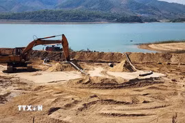 Hiện trường bãi tập kết ven hồ thủy điện Ia Ly, đoạn tiếp giáp tổ 3, xã Ia Ly, tỉnh Gia Lai. (Ảnh: Hoài Nam/TTXVN)