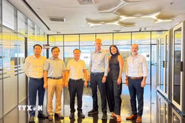 Đại sứ Việt Nam tại Israel Nguyễn Kỳ Sơn (thứ 3, từ trái sang) và Giáo sư Yuval Elovici (thứ 3, từ phải sang), Giám đốc Trung tâm Nghiên cứu an ninh mạng thuộc Đại học Ben-Gurion vùng Negev (BGU), chụp ảnh lưu niệm. (Ảnh: TTXVN phát)