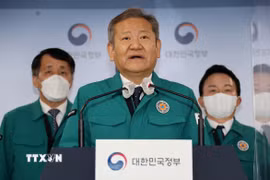 Cựu Bộ trưởng Nội vụ Hàn Quốc Lee Sang-min phát biểu tại cuộc họp báo ở Seoul, ngày 28/11/2022. (Ảnh: Yonhap/TTXVN)