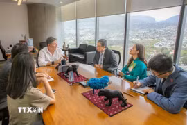 Bộ trưởng Kinh tế Luis Pedrero trao đổi với Đại sứ Việt Nam tại Mexico Nguyễn Văn Hải. (Ảnh: Phi Hùng/TTXVN)