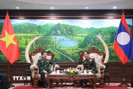 Bộ trưởng Bộ Quốc phòng Lào Khamliang Outhakaysone tiếp Bộ trưởng Bộ Quốc phòng Việt Nam Phan Văn Giang. (Ảnh: Xuân Tú/TTXVN)