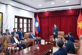 Bộ trưởng Bộ Công an Lương Tam Quang thăm Cơ quan đại diện Bộ Công an Việt Nam tại Lào. (Ảnh: TTXVN phát)