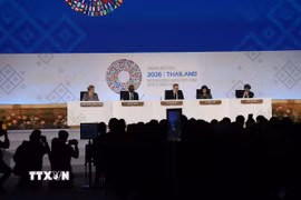 Các nhà lãnh đạo IMF và WB chủ trì Phiên toàn thể sáng 16/10. (Ảnh: Trang Nhung/TTXVN)