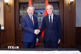 Tổng Bí thư, Chủ tịch nước Tô Lâm và Thủ tướng Canada Mark Carney chụp ảnh chung. (Ảnh: Thống Nhất/TTXVN)