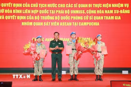 Thượng tướng Nguyễn Trường Thắng, Thứ trưởng Bộ Quốc phòng trao Quyết định của Chủ tịch nước cho các sĩ quan đi thực hiện nhiệm vụ gìn giữ hòa bình Liên hợp quốc tại Phái bộ UNMISS, Cộng hòa Nam Sudan. (Ảnh: Trọng Đức/TTXVN)