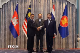 (Từ trái sang) Thủ tướng Campuchia Hun Manet, Thủ tướng Malaysia Anwar Ibrahim và Quyền Thủ tướng Thái Lan Phumtham Wechayachai trong cuộc họp báo tại Putrajaya (Malaysia), sau đàm phán về thỏa thuận ngừng bắn tại khu vực biên giới giữa Campuchia và Thái Lan, ngày 28/7/2025. (Ảnh: THX/TTXVN)