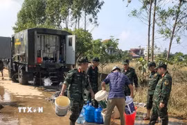Viện khoa học công nghệ quân sự Bộ Tổng tham mưu hỗ trợ lọc nước sinh hoạt tại Tổ dân phố Vòng Huyện, xã Bố Hạ, Bắc Ninh. (Ảnh: TTXVN phát)