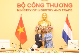 Thứ trưởng Nguyễn Hoàng Long và bà Aukje de Vries, Bộ trưởng Ngoại thương và Hợp tác Phát triển Vương quốc Hà Lan. (Ảnh; Bộ Công Thương)