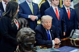 Tổng thống Mỹ Donald Trump trả lời câu hỏi của giới truyền thông sau khi ký sắc lệnh hành pháp tại Phòng Bầu dục ở Nhà Trắng, Washington, DC, ngày 30/4/2026 (Ảnh: Reuters)