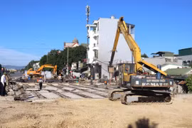 Gấp rút thực hiện các hạng mục cuối của dự án mở rộng đại lộ Lê Lợi đoạn từ ngã tư Phú Sơn đến cầu Đống, thành phố Thanh Hóa (cũ). (Nguồn: Cổng thông tin điện tử tỉnh Thanh Hóa)