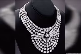 Chiếc vòng cổ bị đánh cắp, được làm bằng bạch kim và 673 viên đá quý, được cho là nặng hơn 200 carat, được thiết kế cho gia đình hoàng gia cuối cùng của Ai Cập. (Nguồn: DPA)