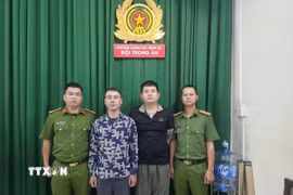 Đối tượng Hoàng Ngọc Sơn và Cao Thanh Lập tại cơ quan điều tra. (Ảnh: TTXVN phát)