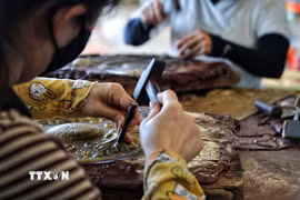 Các công đoạn chạm đều được làm bằng tay với hoa văn vô cùng tinh xảo. (Ảnh: Phương Anh/TTXVN phát)