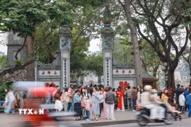 Người dân và du khách tại khu vực Hồ Gươm (Hà Nội). (Ảnh: Hoàng Hiếu/TTXVN)
