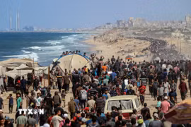 Người dân Palestine mang theo đồ đạc trở về thành phố Gaza ngày 10/10/2025. (Ảnh: THX/TTXVN)