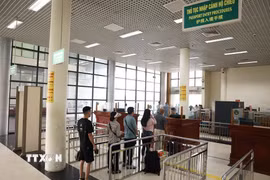Hành khách làm thủ tục nhập cảnh ở cửa khẩu Bắc Luân 1 (cửa khẩu Quốc tế Móng Cái), thành phố Móng Cái, tỉnh Quảng Ninh. (Ảnh: Vũ Sinh/TTXVN)