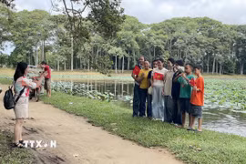 Du khách tham quan, chụp ảnh lưu niệm tại Danh thắng quốc gia Ao Bà Om, phường Nguyệt Hóa, Vĩnh Long. (Ảnh: Thanh Hòa/TTXVN)
