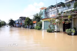 Đến trưa 9/10, mực nước tại xã Hữu Lũng, tỉnh Lạng Sơn vẫn chưa rút, nhiều ngôi nhà, hoa màu vẫn ngập sâu, giao thông chia cắt. (Ảnh: Văn Đạt/TTXVN)
