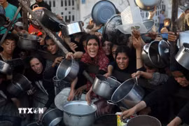 Người dân Palestine chờ nhận thức ăn cứu trợ tại thành phố Gaza, ngày 20/7/2025. (Ảnh: THX/TTXVN)