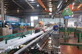Công nhân làm việc tại khu công nghiệp Đông Anh. (Ảnh: Phương Anh/TTXVN)