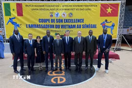 Đoàn đại biểu do Đại sứ Trần Quốc Khánh và Chủ tịch WVVF Mai Hữu Tín dẫn đầu cùng các lãnh đạo của USV tại lễ khai mạc vòng chung kết. (Ảnh: TTXVN phát)