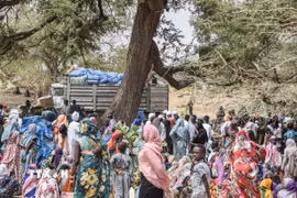 Người tị nạn Sudan nhận hàng cứu trợ tại Koufroun, CH Chad ngày 30/4/2023. (Ảnh: AFP/TTXVN)