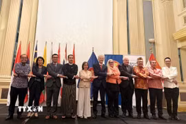 Đại diện các nước ASEAN chụp ảnh kỷ niệm tại Ngày Văn hóa ASEAN 2026. (Ảnh: TTXVN phát)