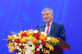 Phó Chủ nhiệm Văn phòng Chủ tịch nước Cấn Đình Tài công bố Quyết định đặc xá năm 2026 của Chủ tịch nước Cộng hoà xã hội chủ nghĩa Việt Nam. (Ảnh: Phạm Kiên/TTXVN)