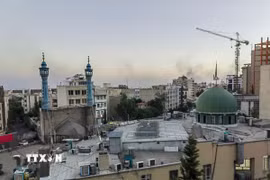 Khói bốc lên sau cuộc tấn công của Israel tại Tehran, Iran. (Ảnh: THX/TTXVN)