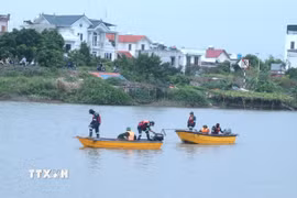 Đội Cứu hộ 116 phối hợp với lực lượng chức năng sử dụng ca nô để tìm kiếm các nạn nhân tại khu vực chân cầu Bo, phường Trà Lý, tỉnh Hưng Yên. (Ảnh: Đinh Văn Nhiều/TTXVN)