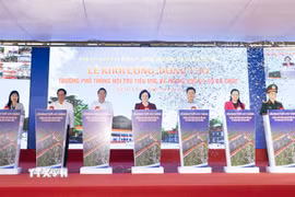 Phó Thủ tướng Chính phủ Phạm Thị Thanh Trà và các đại biểu thực hiện nghi thức động thổ Trường Phổ thông nội trú liên cấp Tiểu học-Trung học cơ sở Ba Chúc. (Ảnh: Công Mạo/TTXVN)