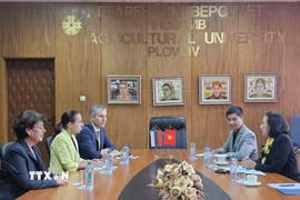 Đại sứ Việt Nam tại Bulgaria Nguyễn Thị Minh Nguyệt làm việc với lãnh đạo Đại học Nông nghiệp Plovdiv. (Ảnh TTXVN phát)