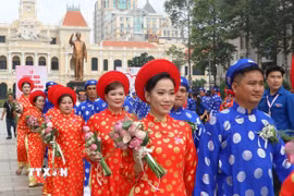 Các cặp đôi tham gia “Lễ cưới tập thể” năm 2026 tại Công viên Tượng đài Bác Hồ, phố đi bộ Nguyễn Huệ. (Ảnh: Thanh Vũ/TTXVN)