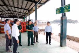 Đoàn kiểm tra liên ngành của Bộ Quốc phòng kiểm tra công tác tuyên truyền chống khai thác IUU tại Cảng cá La Gi (phường Phước Hội). (Ảnh: Nguyễn Thanh/TTXVN)