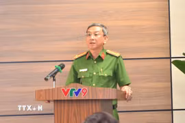 Đại tá Trần Hồng Minh, Phó Giám đốc Công an Thành phố Hồ Chí Minh chia sẻ về thủ đoạn lừa đảo của các đối tượng phạm tội. (Ảnh: Linh Sơn/TTXVN)