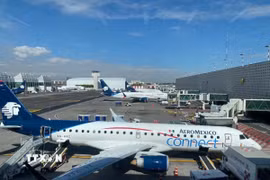 Máy bay của hãng hàng không quốc gia Mexico Aeroméxico tại sân bay quốc tế Benito Juárez, thủ đô Mexico City. (Ảnh: Phương Lan/TTXVN)