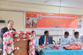 Đại sứ Việt Nam tại Bangladesh Nguyễn Mạnh Cường phát biểu tại cuộc tọa đàm. (Ảnh do Đại sứ quán cung cấp)
