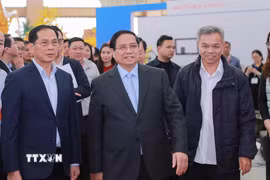 Thủ tướng kiểm tra tiến độ triển khai các gian trưng bày. (Ảnh: Phan Phương/TTXVN)