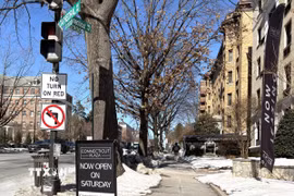 Biển quảng cáo xem nhà cho thuê trên đại lộ Connecticut ở trung tâm thủ đô Washington D.C. (Ảnh: Ngọc Quang/TTXVN)