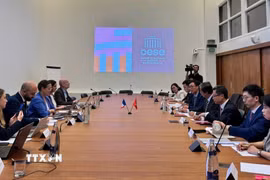 Đoàn công tác Việt Nam tới thăm làm việc với Hội đồng Kinh tế, Xã hội và Môi trường Pháp (CESE) về kinh nghiệm xây dựng chính sách công. (Ảnh: Ngọc Hiệp/TTXVN)