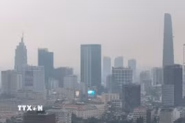 Bụi mịn xuất hiện tại khu vực trung tâm Thành phố Hồ Chí Minh thời điểm ngày 2/12/2024. (Ảnh: Hồng Đạt/TTXVN)