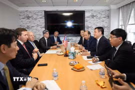 Bộ trưởng Công Thương Nguyễn Hồng Diên làm việc với ông Jeffrey Perlman – Chủ tịch Quỹ đầu tư Warburg Pincus kiêm Chủ tịch Hội đồng Kinh doanh Mỹ - ASEAN (USABC). (Ảnh: TTXVN phát)