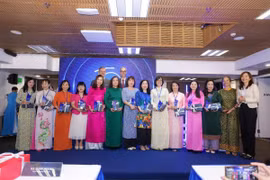 Các nhà khoa học nữ từng nhận học bổng "L'Oréal-UNESCO For Women in Science Việt Nam" nhận kỷ niệm chương từ đại diện UNESCO trong lễ kỷ niệm 15 năm của chương trình tại Việt Nam. (Ảnh: L'Oréal-UNESCO)