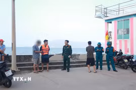 Lực lượng Quân sự thành phố Đà Nẵng phát hiện và tạm giữ một phương tiện bay không người lái (flycam) hoạt động trái phép trong khu vực cấm bay. (Ảnh: TTXVN phát)