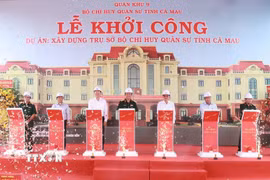 Các đại biểu thực hiện nghi thức khởi công dự án. (Ảnh: Huỳnh Anh/TTXVN)