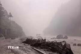 Hiện trường vụ lở đất gần cửa khẩu Cát Long, Khu tự trị Tây Tạng, Trung Quốc ngày 26/8/2026. (Ảnh: THX/TTXVN phát)
