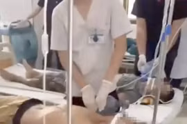 Nghệ An: 6 người nhập viện nghi ngộ độc rượu, 4 người phải thở máy