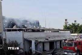 Nhà máy điện bị phá hủy sau cuộc không kích của Israel tại Sanaa, Yemen. (Ảnh: THX/TTXVN)