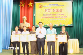 UBND xã Gia Bình khen thưởng các hộ dân gương mẫu trong công tác giải phóng mặt bằng. (Ảnh: Thái Hùng/TTXVN)